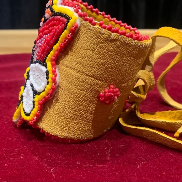 Beaded Tulip Bumble Bee Bracelet - Picture 2 of 4